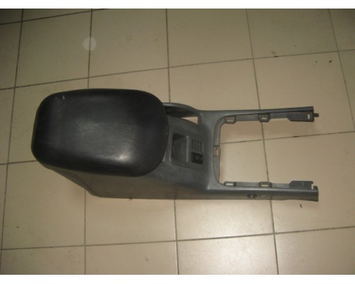 Подлокотник в салон Ssang Yong Musso 1993-2006 ()- купить на ➦ А50-Авторазбор по цене 2500.00р.. Отправка в регионы.