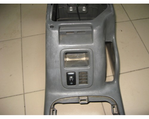 Подлокотник в салон Ssang Yong Musso 1993-2006 ()- купить на ➦ А50-Авторазбор по цене 2500.00р.. Отправка в регионы.