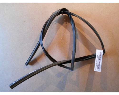 Уплотнитель двери Mitsubishi Carisma (DA) 1995-1999 (MR100741)- купить на ➦ А50-Авторазбор по цене 400.00р.. Отправка в регионы.