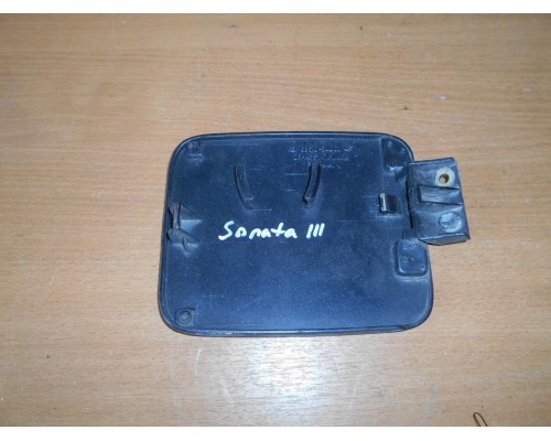 Лючок бензобака Hyundai Sonata III 1993-1998 (6951034000)- купить на ➦ А50-Авторазбор по цене 300.00р.. Отправка в регионы.