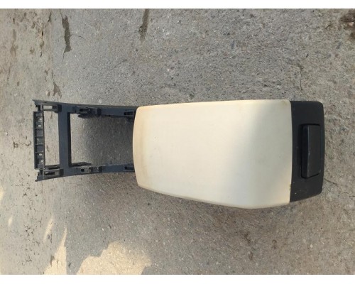 Подлокотник в салон Lifan X60 2012> ()- купить на ➦ А50-Авторазбор по цене 1500.00р.. Отправка в регионы.