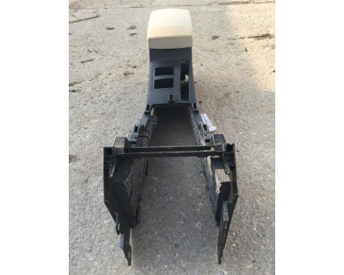 Подлокотник в салон Lifan X60 2012> ()- купить на ➦ А50-Авторазбор по цене 1500.00р.. Отправка в регионы.