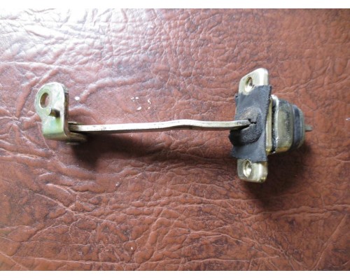 Ограничитель двери Daewoo Nubira 1997-1999 (96259088)- купить на ➦ А50-Авторазбор по цене 200.00р.. Отправка в регионы.