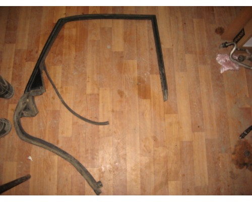 Уплотнитель стекла задней двери внутренний Audi 100 [C4] 1991-1994 (4A5839440J)- купить на ➦ А50-Авторазбор по цене 500.00р.. Отправка в регионы.