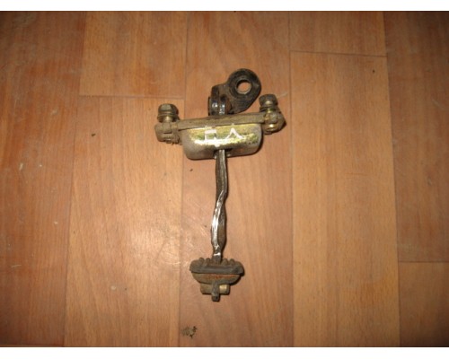 Ограничитель двери Hyundai Sonata III 1993-1998 (7938034000)- купить на ➦ А50-Авторазбор по цене 100.00р.. Отправка в регионы.