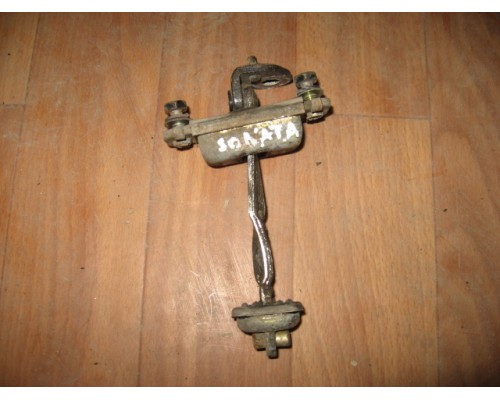 Ограничитель двери Hyundai Sonata III 1993-1998 (7939034000)- купить на ➦ А50-Авторазбор по цене 100.00р.. Отправка в регионы.