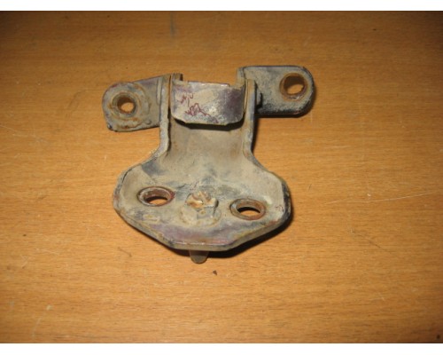 Петля двери передней правой нижняя Mazda 626 (GD) 1987-1992 (GJ21-58-240)- купить на ➦ А50-Авторазбор по цене 450.00р.. Отправка в регионы.