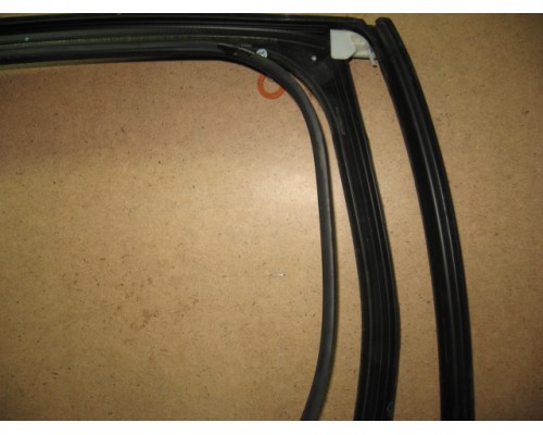 Направляющие стекла Volkswagen Touareg 2010-2018 (7P0839432D)- купить на ➦ А50-Авторазбор по цене 1200.00р.. Отправка в регионы.