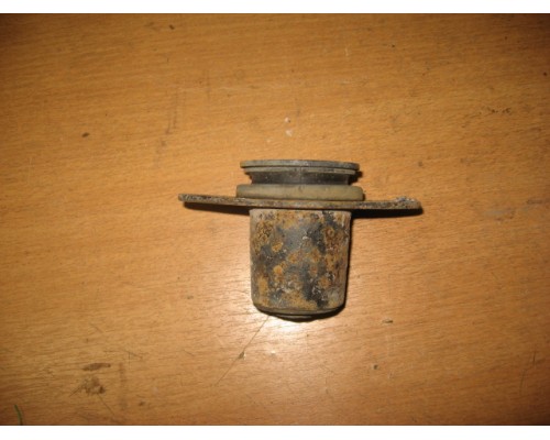 Сайленблок крепления кузова Toyota Land Cruiser (100) 1998-2007 (5220360600)- купить на ➦ А50-Авторазбор по цене 300.00р.. Отправка в регионы.