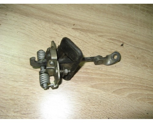 Ограничитель двери Renault Sandero 2009-2014 (804305879R)- купить на ➦ А50-Авторазбор по цене 400.00р.. Отправка в регионы.