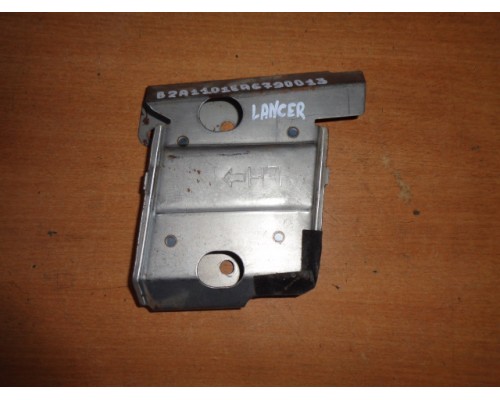 Кронштейн Mitsubishi Lancer (CS/Classic) 2003-2006 ()- купить на ➦ А50-Авторазбор по цене 300.00р.. Отправка в регионы.