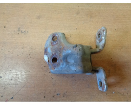 Петля двери передней левой нижняя Mazda 626 (GE) 1992-1997 ()- купить на ➦ А50-Авторазбор по цене 300.00р.. Отправка в регионы.