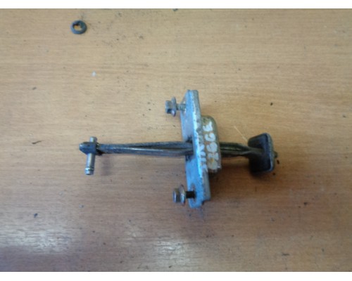 Ограничитель двери Mazda 626 (GE) 1992-1997 (GA7B72270D)- купить на ➦ А50-Авторазбор по цене 100.00р.. Отправка в регионы.