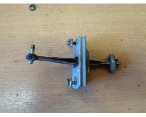 Ограничитель двери Mazda 626 (GE) 1992-1997 (GA7B72270D)- купить на ➦ А50-Авторазбор по цене 100.00р.. Отправка в регионы.