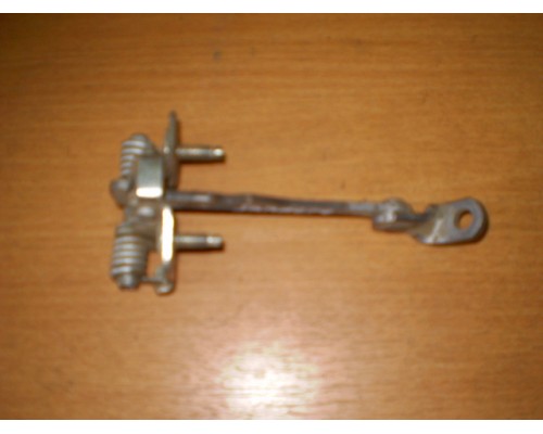 Ограничитель двери Renault Sandero 2009-2014 (804305879R)- купить на ➦ А50-Авторазбор по цене 300.00р.. Отправка в регионы.