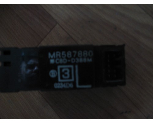 Кнопка стеклоподъемника Mitsubishi Lancer (CS/Classic) 2003-2006 (MR587880)- купить на ➦ А50-Авторазбор по цене 400.00р.. Отправка в регионы.