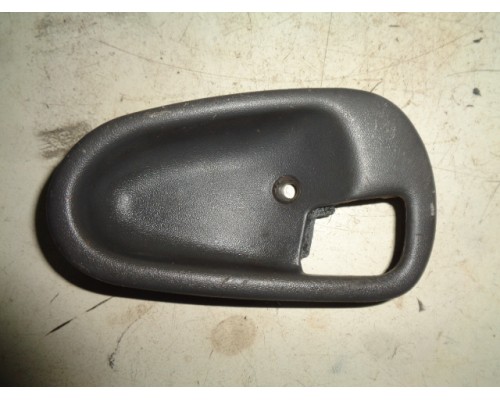 Накладка ручки внутренней Mitsubishi Colt 1992-1996 (MB819596)- купить на ➦ А50-Авторазбор по цене 200.00р.. Отправка в регионы.